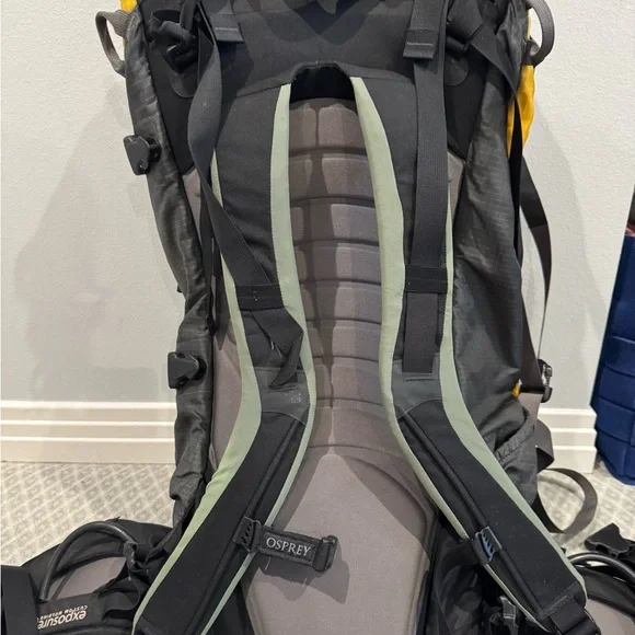 OSPREY Exposure 50 Men's Backpack in Yellow and Black - Picture 4 of 5